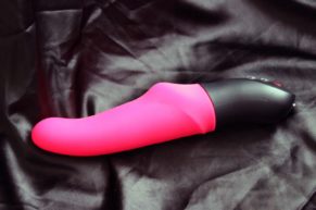 A vibrator that doesn’t vibrate… this one does pulses! REVIEW of the Stronic Pulsator