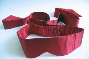 Let me blindfold you and play with you… REVIEW of the Intima scarf by LELO