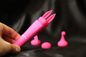 A small and handy accessory for your purse – the Sweet Breez vibrator with attachments (REVIEW)